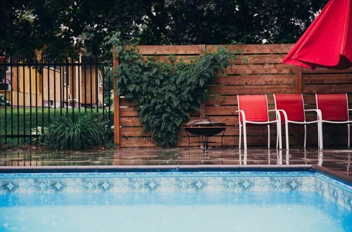 What Makes Acrylic Ideal for Infinity Pool Designs?